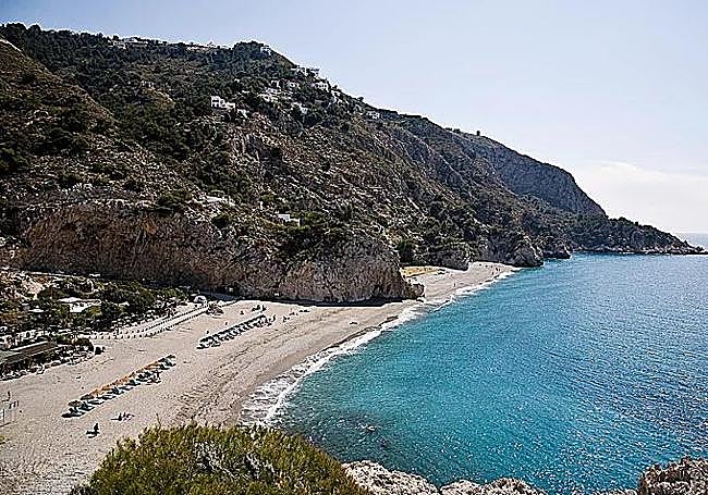 A picture showing how the beach is divided into two coves