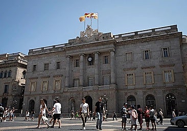 People walking in front of Barcelona city council.