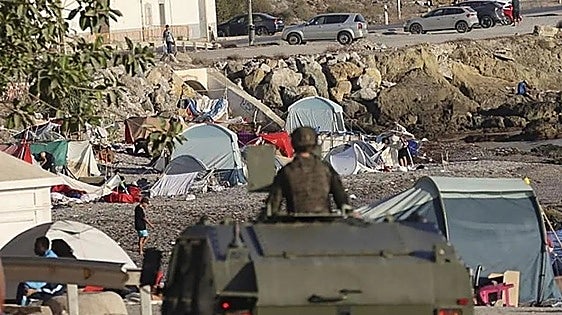 Spanish soldiers overpower knife-wielding migrant in Ceuta port altercation