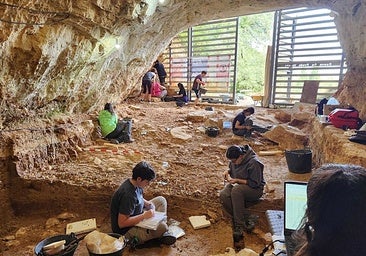 Volunteers digging at Prado Vargas