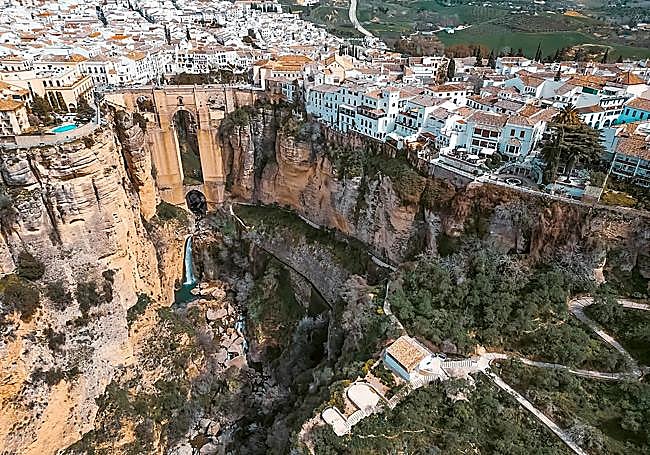 View of the Puente Nuevo with the path at its base.