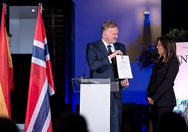 Ambassador Lars Andersen and Honorary Consul Sandra García Torres.