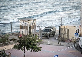 Spanish soldiers patrolling the Tarajal crossing in Ceuta this Wednesday morning.