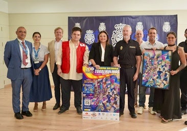 Members of the National Police and the town hall announce the race.