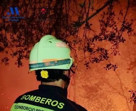 Imagen secundaria 1 - Residents of Igualeja in lockdown as 140 firefighters and aircraft tackle wildfire