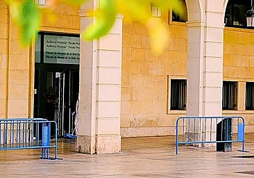 The entrance to the provincial court of Alicante, where the defendant is on trial.