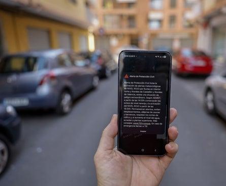 Imagen secundaria 1 - Catarroja residents park their cars on the bridge in case of flooding. The ES-Alert on a mobile phone. Authorities activate contention measures.