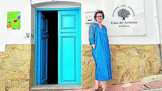 Caroline Theodor outside Casa de Artistas in Cómpeta.