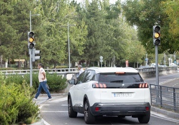 The flashing amber light while the crossing is green will end.