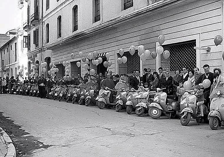 Imagen principal - A historic photo of the club, mopeds belonging to some current members, and the logo celebrating the 70th anniversary.