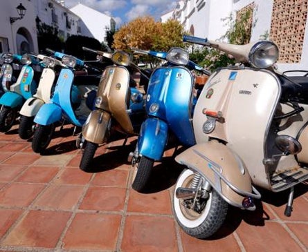 Imagen secundaria 1 - A historic photo of the club, mopeds belonging to some current members, and the logo celebrating the 70th anniversary.