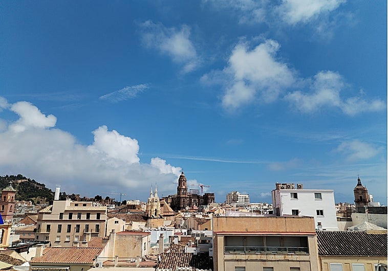 Imagen principal - View from the house roof, the facade and the entrance hall.