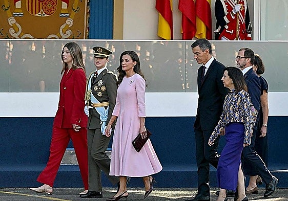 Infanta Sofía, Princess Leonor, Queen Letizia, the Prime Minister, Pedro Sánchez, and the Minister of Defence, Margarita Robles.