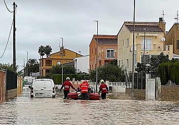 Rescue operations by the fire brigade in Oliva, Valencia.