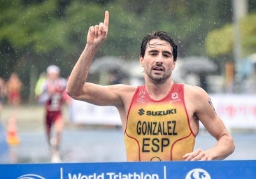 Alberto González as he crossed the finish line.