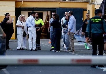 Several people outside the Eritaña barracks of the Civil Guard’s Andalusia Regional Headquarters.
