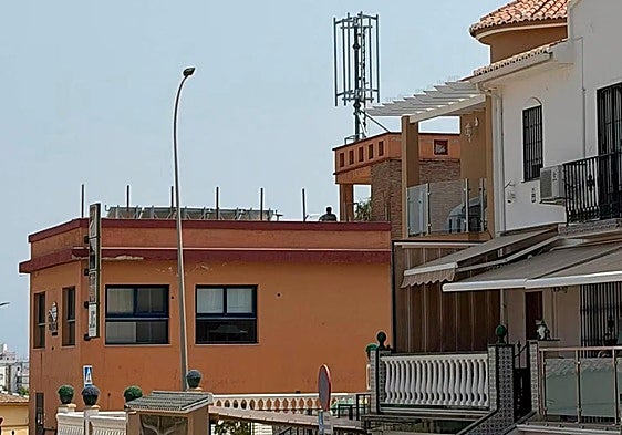 Vélez-Málaga town hall seals off mobile phone mast following complaints from local residents
