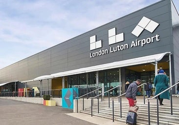 London Luton Airport, where travellers from Granada will arrive