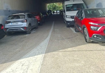 Vehicles stop at an underpass beneath the motorway leading to Maro.