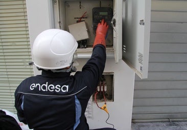 An Endesa technician disconnecting an unauthorised connection.