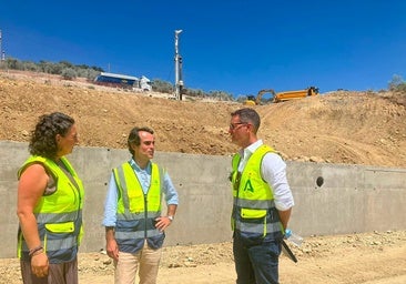 Mario Muñoz-Atanet during a visit to the repair work on the A-374, alongside those in charge of the project.