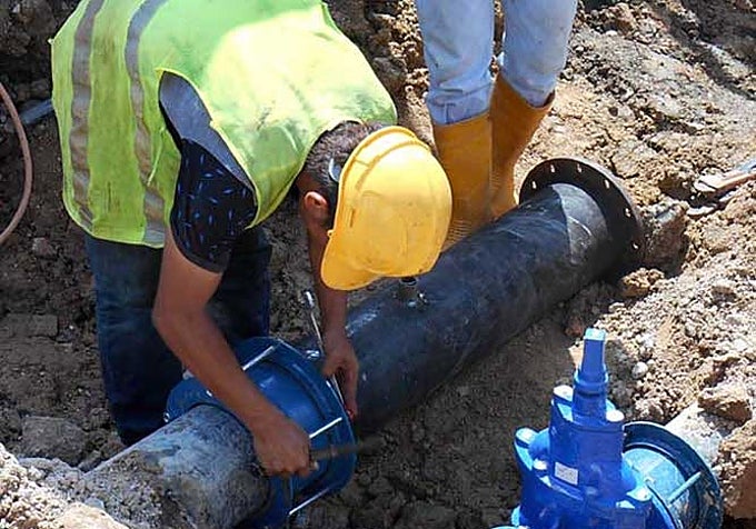 A picture showing work to upgrade the network in Iznate.