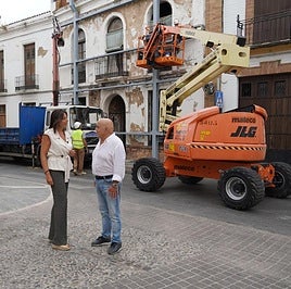 Mayor of Ronda Mari Paz Fernández alongside councillor for town planning during work to secure a dilapidated building on Calle Armiñán.
