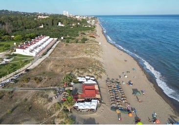 Aerial view of Marbella's Real de Zaragoza beach and dune, with the beach bar that no longer exists.