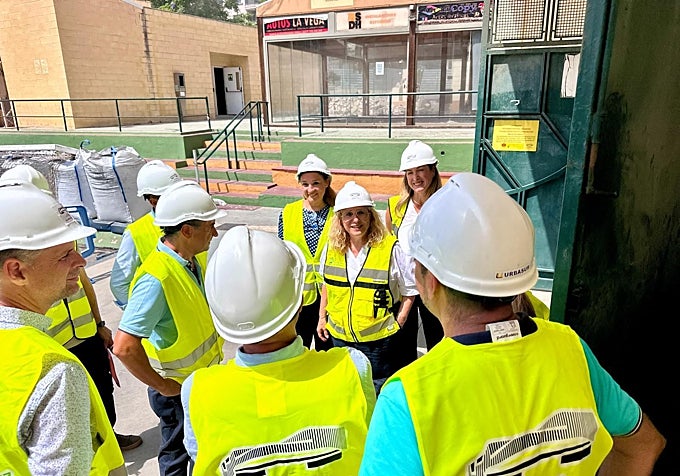 The mayor speaking with construction workers.