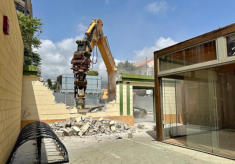 Demolition work on the 'Antonio Basilio' Santa Fe Stadium.