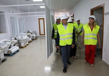 Regional ministers of health and economy Sanz and España during their visit to the Pascual hospital in Malaga on Thursday.