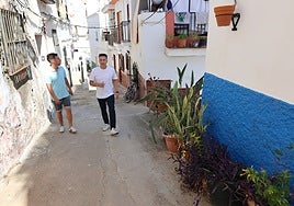 Councillor José Manuel Fernández with mayor Óscar Medina, in one of the streets.