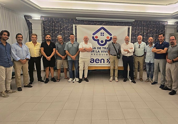 A photograph of the businesspeople and professionals gathered in Nerja.