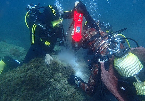 A photograph showing the installation of one of the buoys in the Maro-Cerro Gordo area.