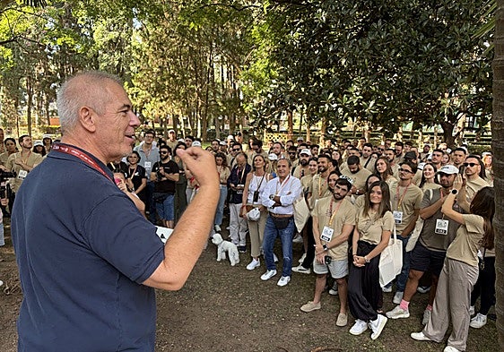 Two hundred couples took to Marbella streets in quest for €19,500 diamond engagement ring
