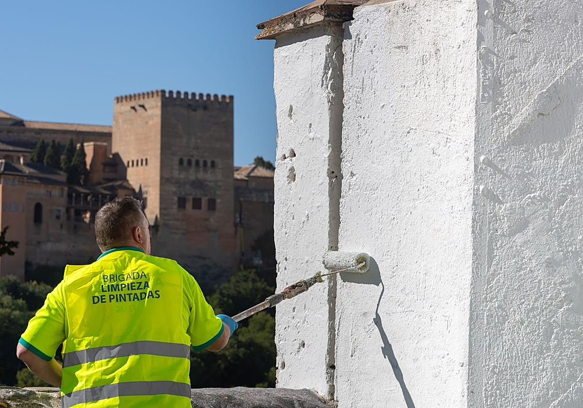 Granada adds third anti-graffiti team as cleaning brigade removes 1 ...