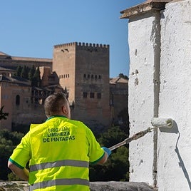 Granada adds third anti-graffiti team as cleaning brigade removes 1,000 tags a month