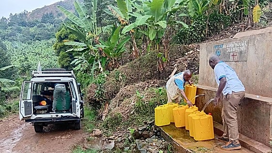 Collecting water in jerrycans during the humanitarian mission in South Kivu, where supply difficulties are also affecting health centres.