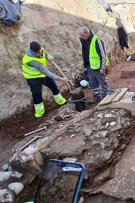 Excavation work on the Roman tombs at the Malaga metro construction site.