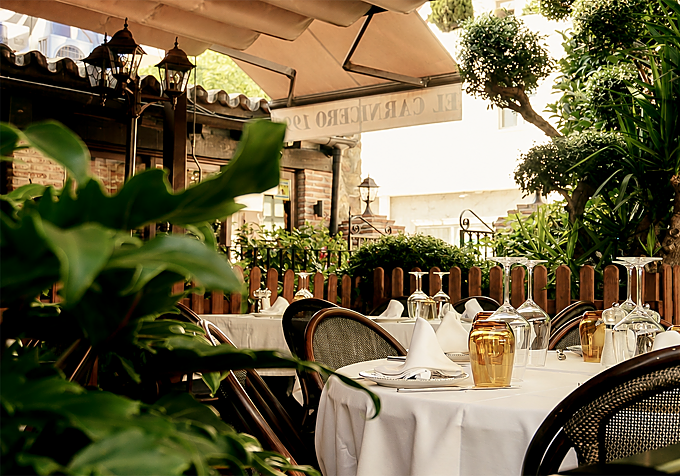 The terrace at El Carnicero 1993, in the Cancelada area of Estepona.