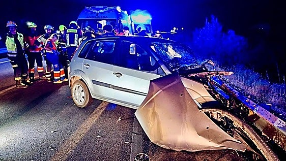 Malaga 112: driver trapped following collision between car and lorry in Casarabonela