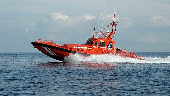 Three paddleboarders rescued off Manilva coast after drifting out to sea at night