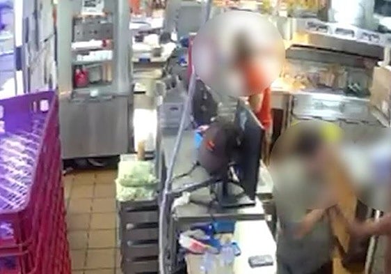 Man robs burger restaurant in Fuengirola after convincing staff he had a firearm
