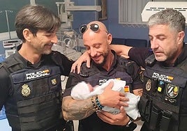 Ángela, in a file photo with the officers who rescued her from the street.