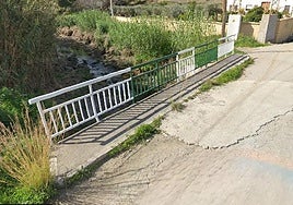 A photograph of the railing on a bridge spanning the Guadalobón stream in Estepona.