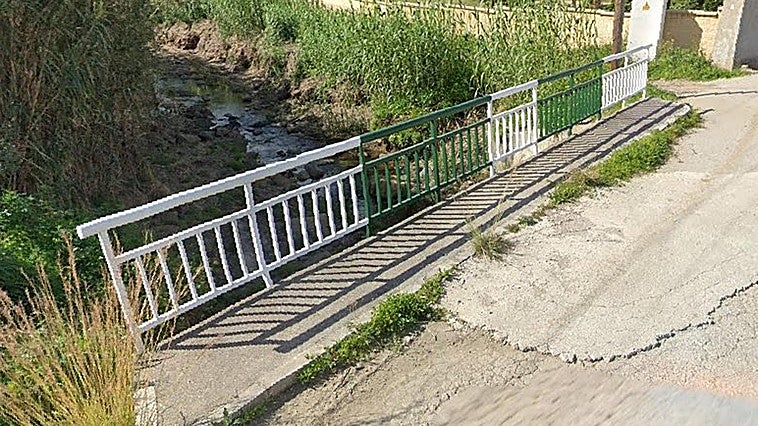 Twelve-year-old boy whose knee was trapped in a railing rescued by fire brigade in Estepona