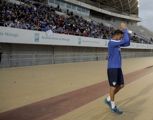 Weligton is applauded as he enters the field at the Ciudad de Málaga stadium / malagacf.com