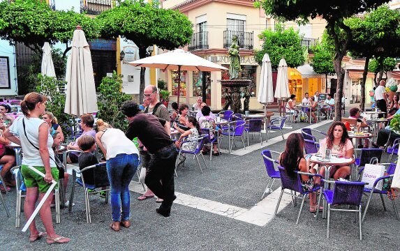 Tourists enjoy restaurants in Estepona old town last summer. 