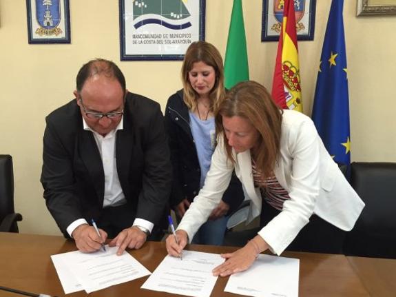 Councillors and animal groups sign the agreement.