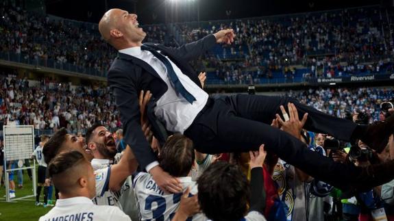 Zinedine Zidane celebrates winning the league title with his players.